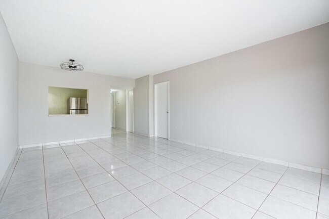 Building Photo - 2200 E Hallandale Beach Blvd