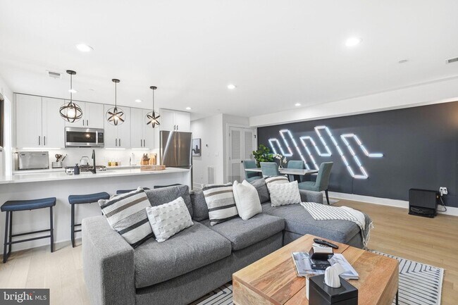 Building Photo - 616 Quebec Place NW