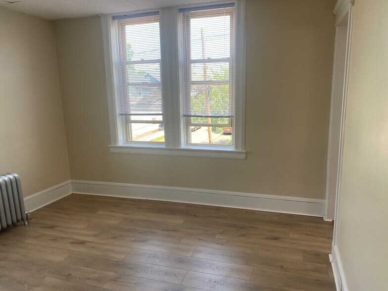 Living room - 544 Broad St