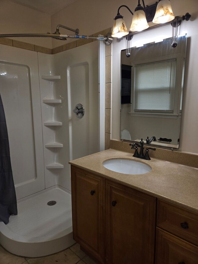 Building Photo - Move In Ready!