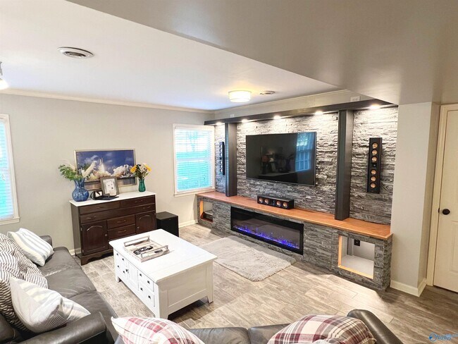 Building Photo - 204 Roy Dr