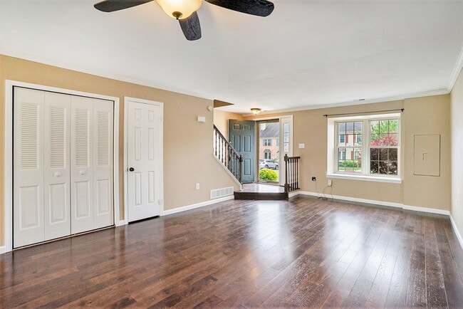 Building Photo - Beautiful Spacious Townhome