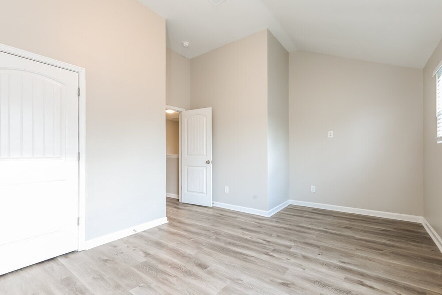 Building Photo - 6596 Woodwell Dr