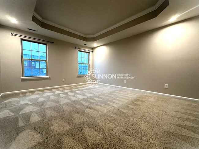Building Photo - Beautiful 3 Bed Townhome in Eagle Lake Sub...