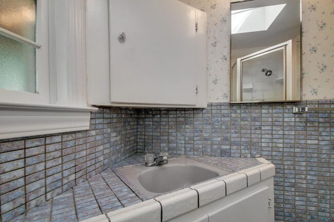 Building Photo - Mountain Living / Easy Commute Location