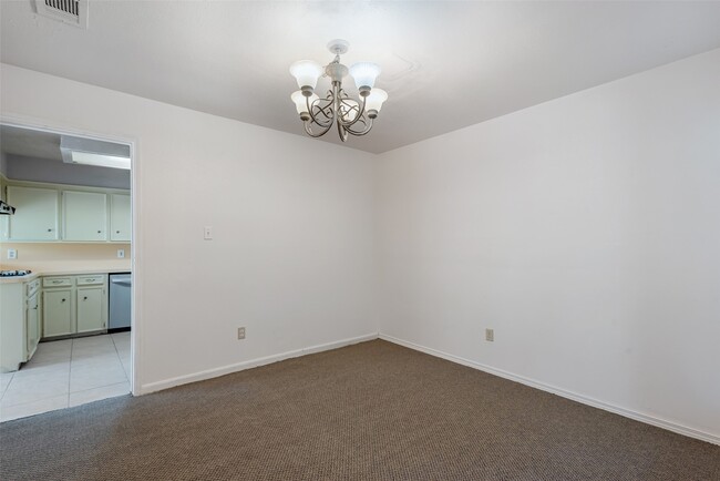 Building Photo - 1915 Mustang Springs Dr