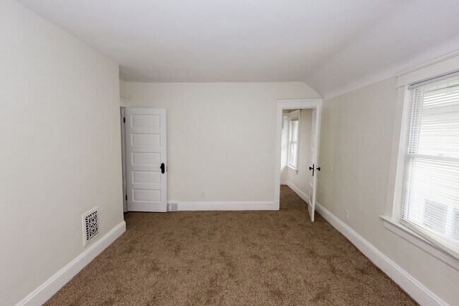 Building Photo - 3971 E 71st St