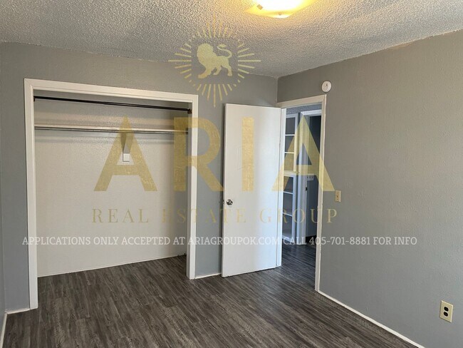 Building Photo - 2 Bed/1 Bath Unit in Noble - Available for...
