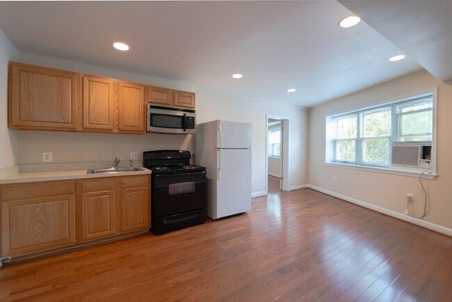 Building Photo - In the heart of DC's Shaw Neighborhood 1 B...