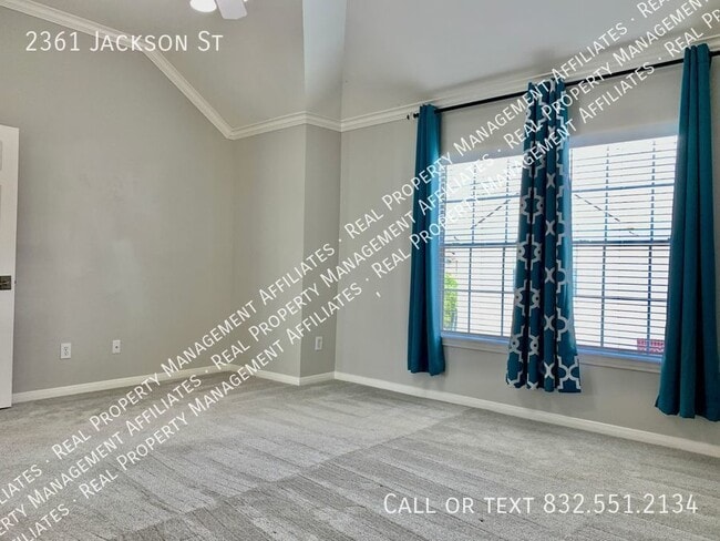 Building Photo - Middle Stunner