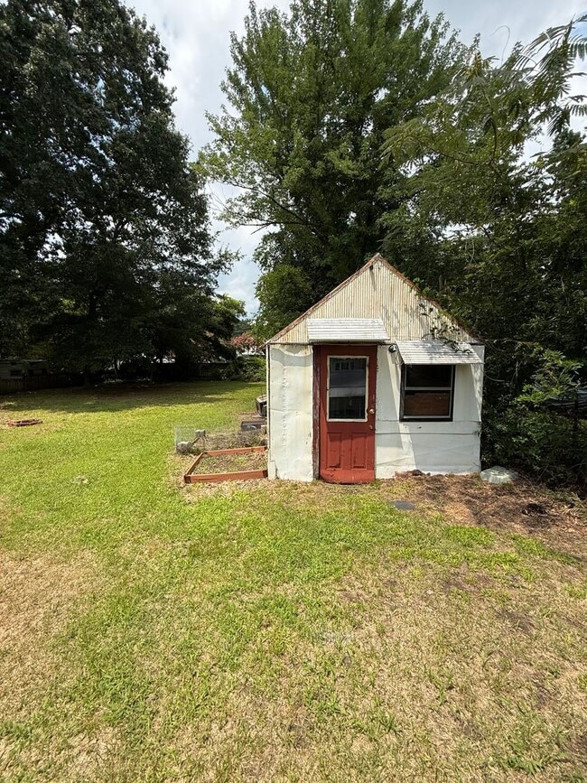 Building Photo - 2 bedroom house in Fulton Hill; Big yard, laundry, central hvac all electric and a deck!