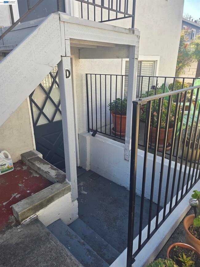 Building Photo - 3851 Vineyard Ave