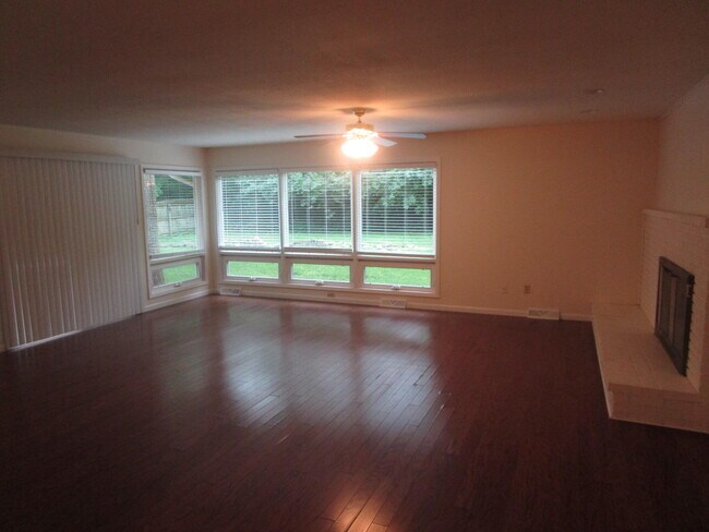 Building Photo - 305 Manor Dr