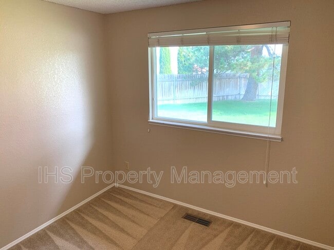 Building Photo - 912 E Eastlake Dr