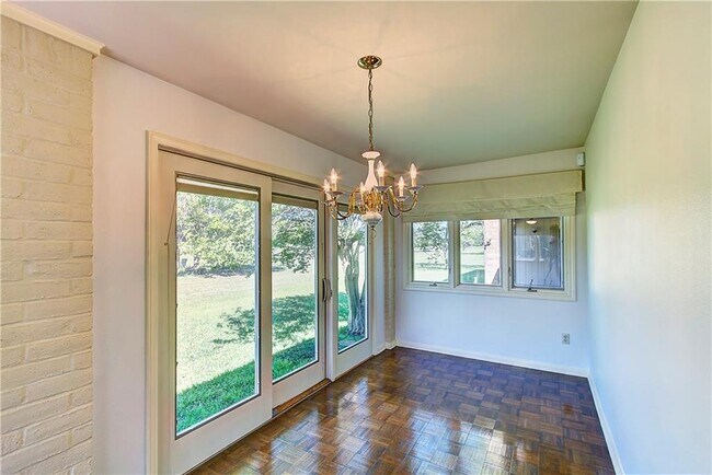 Building Photo - 11121 Pinehurst Dr