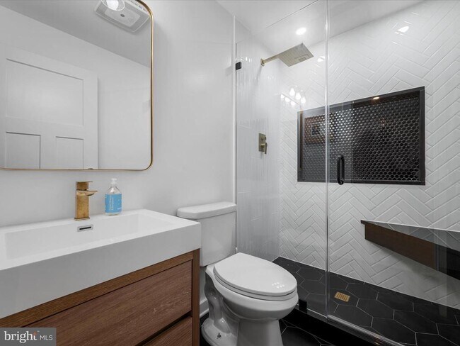 Building Photo - 124 Emperor Dr