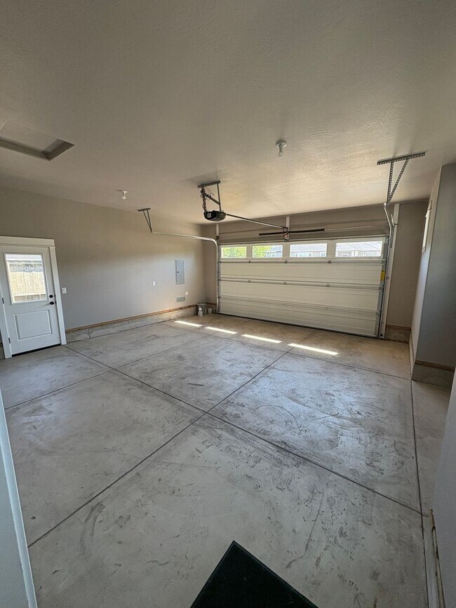 Building Photo - 426 Frontier Ct