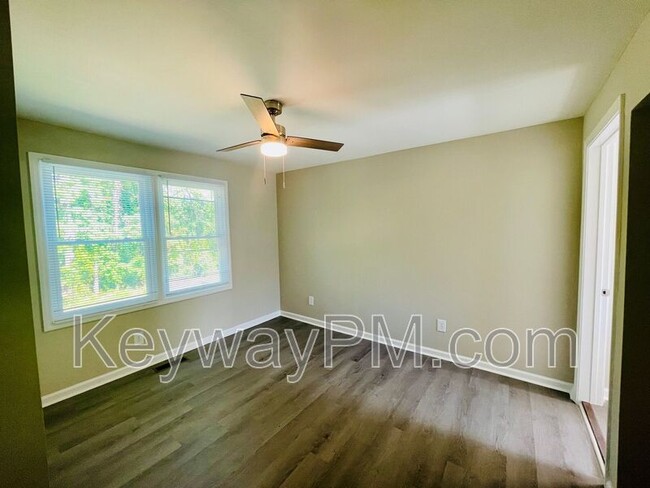 Building Photo - 304 Crystal Lake Dr