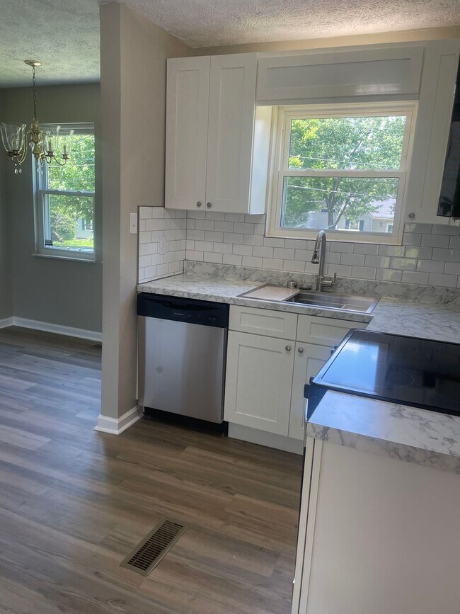 Building Photo - Knoxville 37920 - Very nice updated 2 bedroom home in South Knoxville for rent. - Contact Lisa Vi...