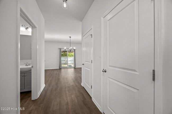 Building Photo - 115 Tralee Pl