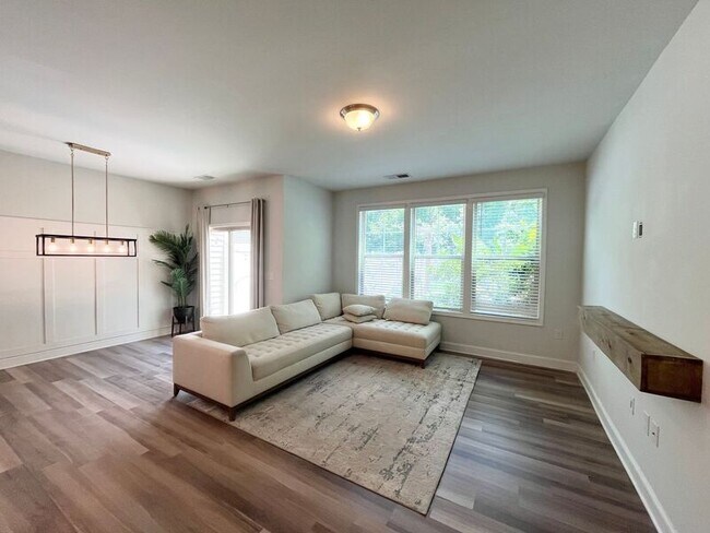 Building Photo - 1005 Longitude Dr
