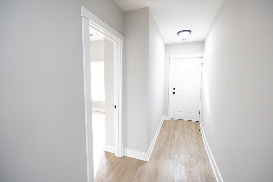 Building Photo - 2175 N Maplewood Ave