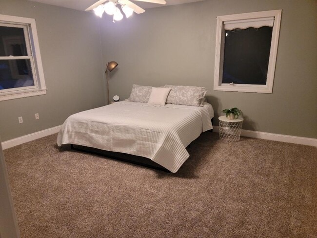 Building Photo - Spacious 5 Bed 2 Full Bath