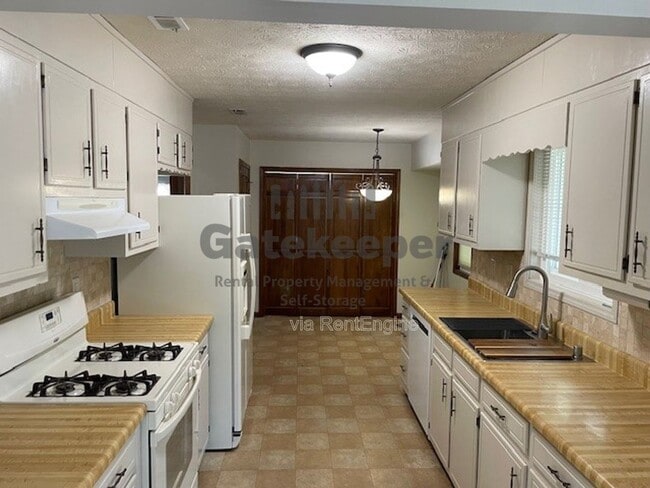 Building Photo - 100 Sandown Dr