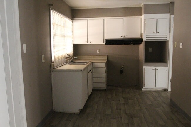 Building Photo - 2105 Evergreen Dr