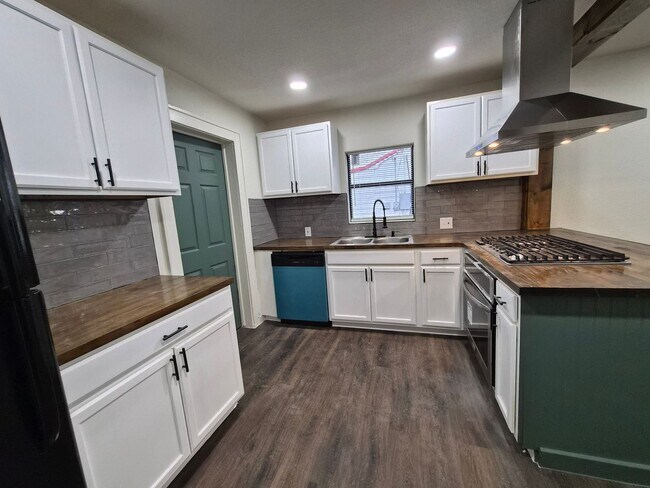 Building Photo - This beautifully updated 2-bedroom, 2-bath rental features modern updates throughout.
