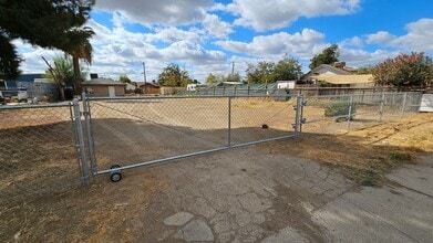 Building Photo - 2 Bd 1 Ba Home | Huge Lot in East Bakersfield