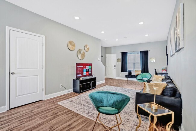 Building Photo - Legacy Executive Retreat | Modern 2BR Townhome for Professionals & Extended Stays