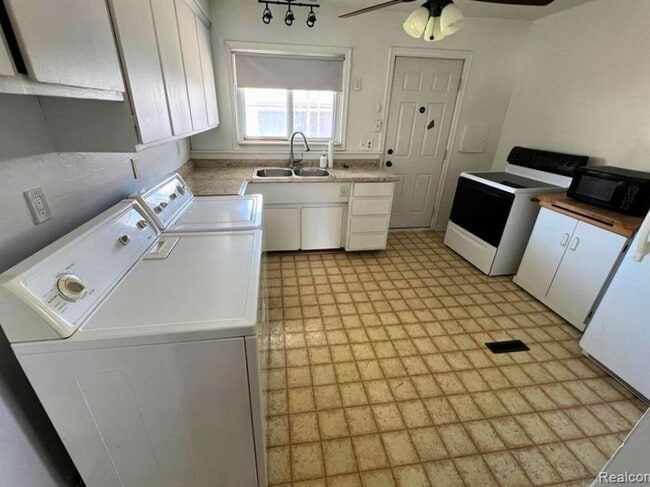 Building Photo - Beautiful 3-Bedroom Home with Large Fenced Backyard