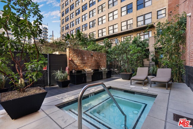 Building Photo - 460 S Spring St