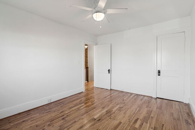 Building Photo - Big and Comfy Townhouse