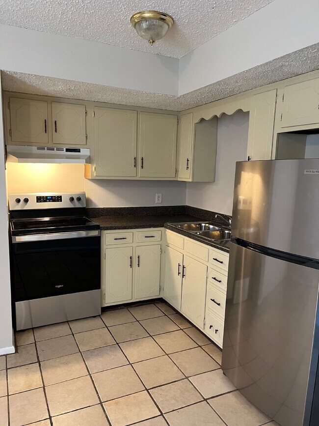 Building Photo - " 2-Bed Duplex on Delaware Street: Cozy Na...