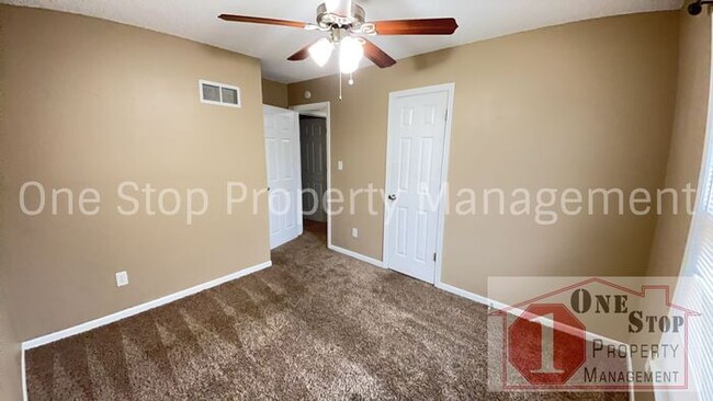 Building Photo - Huge 4 Bedroom, 2 Bathroom in Independence!