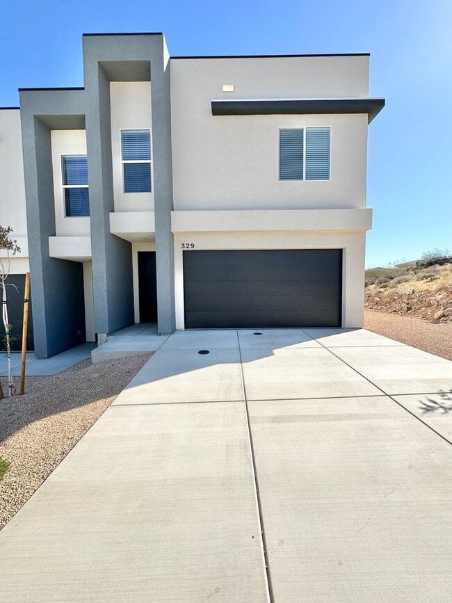 Building Photo - PET FRIENDLY!! HURRICANE TOWNHOME! END UNIT!