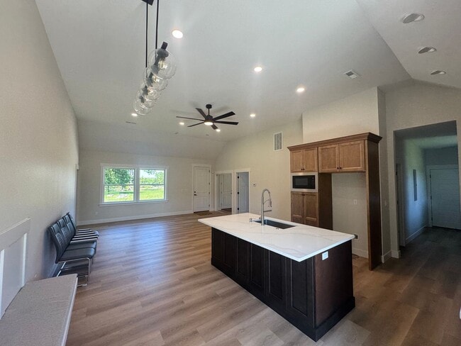 Building Photo - Home on 5 Private Acres with Gated Drive
