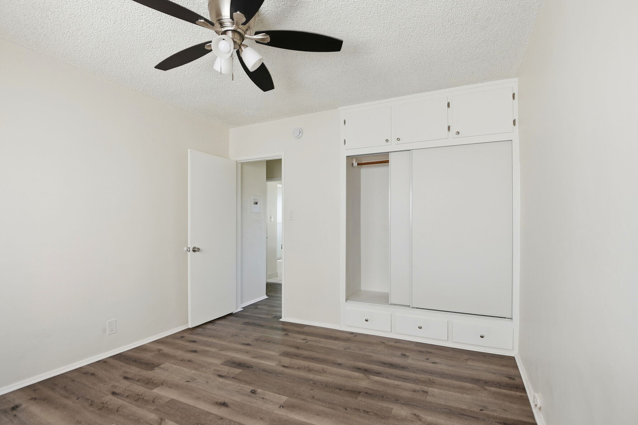 Building Photo - 1112 W 92nd St