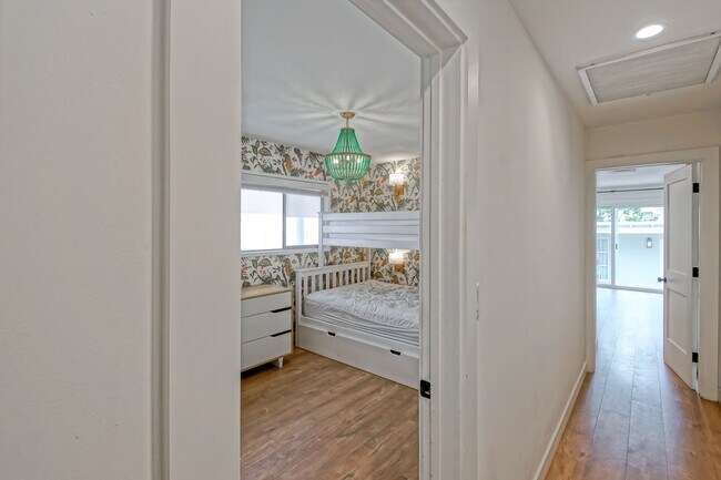 Building Photo - BEAUTIFULLY REMODELED (FURNISHED), 3BR3BA ...