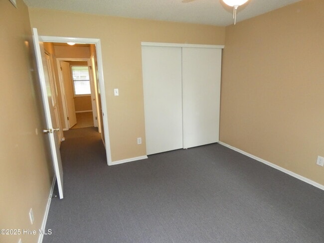 Building Photo - 207 Village Dr
