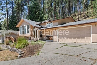 Building Photo - 4 Bed 3 Bath North Side Home nearly 2400 s...