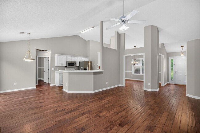 Building Photo - 390 Silverthorn Dr