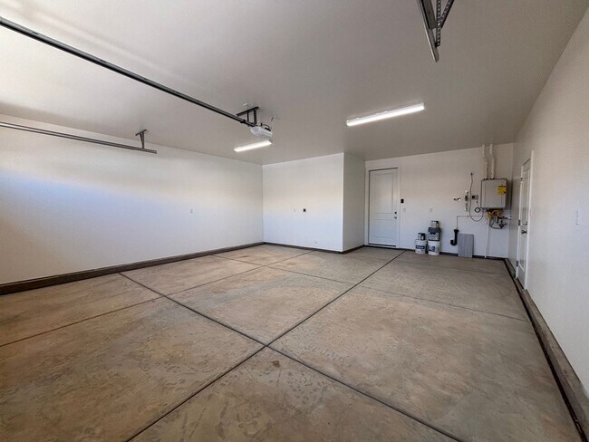 Building Photo - BRAND NEW 4 BEDROOM HOME OR RENT!