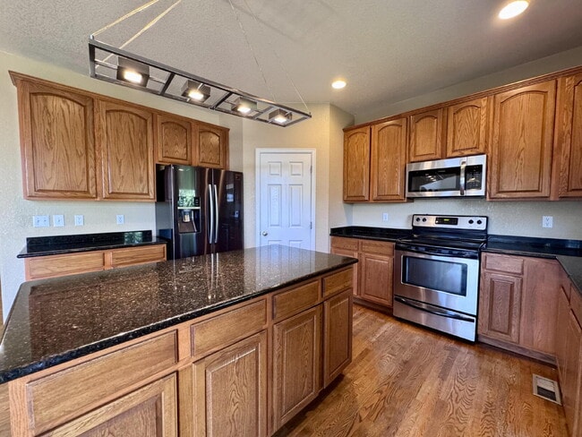 Building Photo - 7031 S Oak Hill Cir