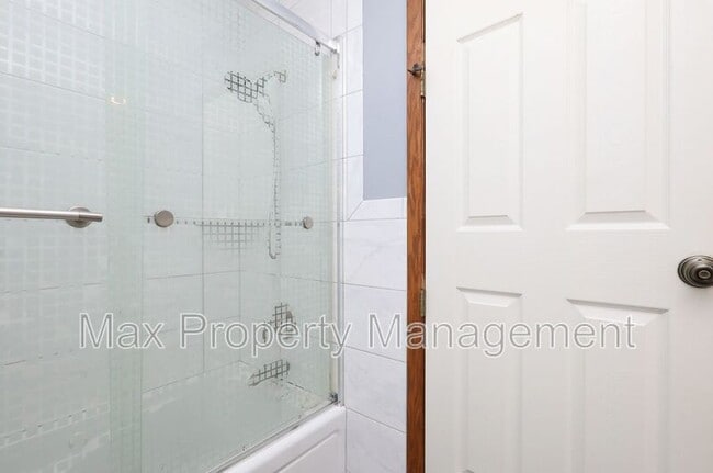 Building Photo - 2400 Rocklyn Dr