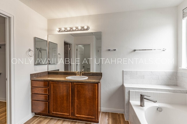 Building Photo - 211 Greenfield Cir