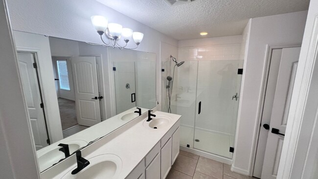 Building Photo - Beautiful Upgraded 3 Bedroom and 2 1/2 Bat...