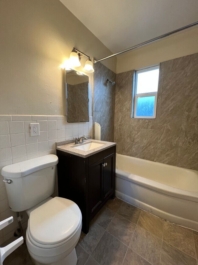 Building Photo - 2 Bedroom/ 1 Bathroom Upper Unit in Delmar...